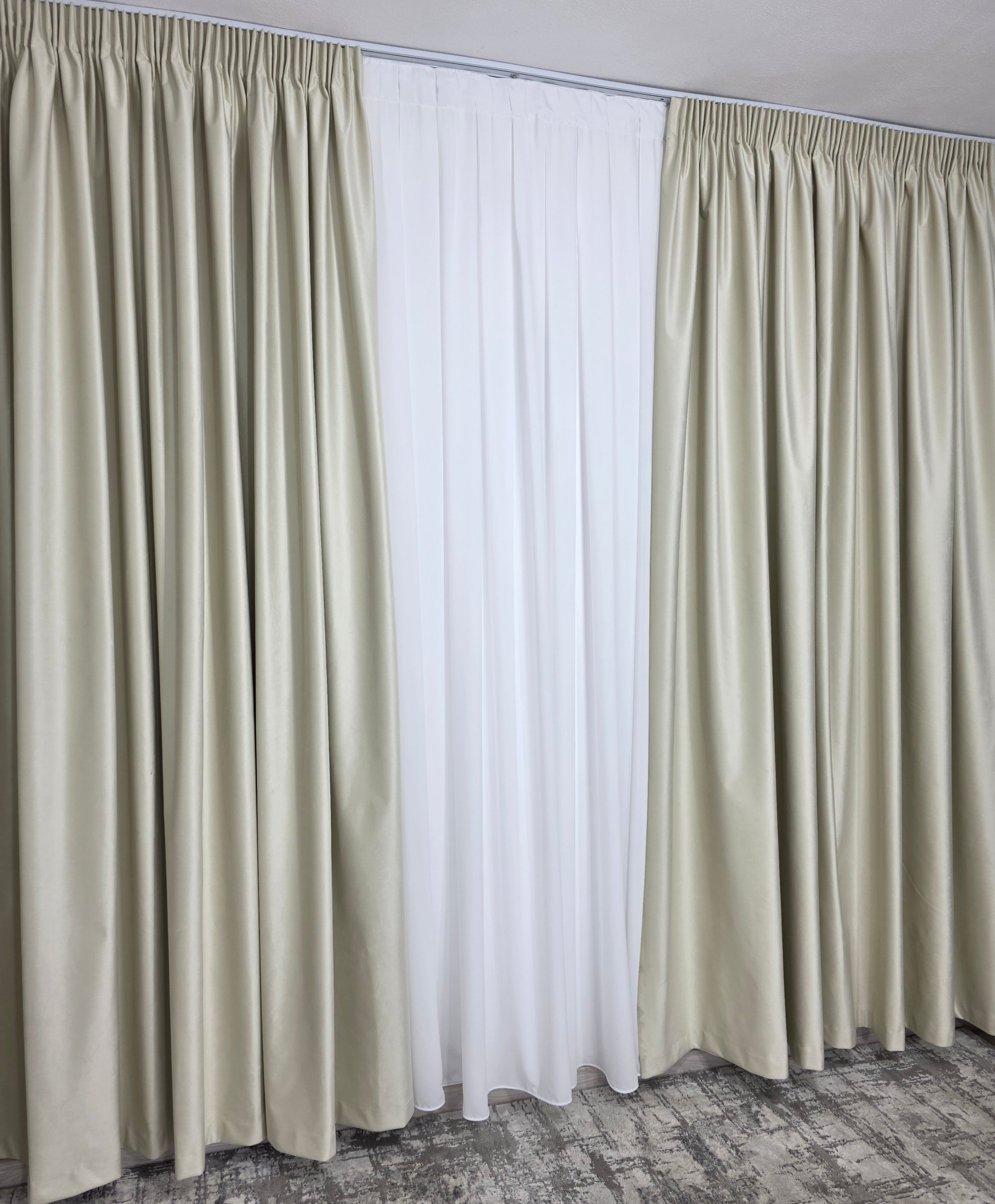 Set Premium: Perdea Matase Alb Imaculat și Draperie Crem Deschis Catifea Garantat Opacă Blackout 100%