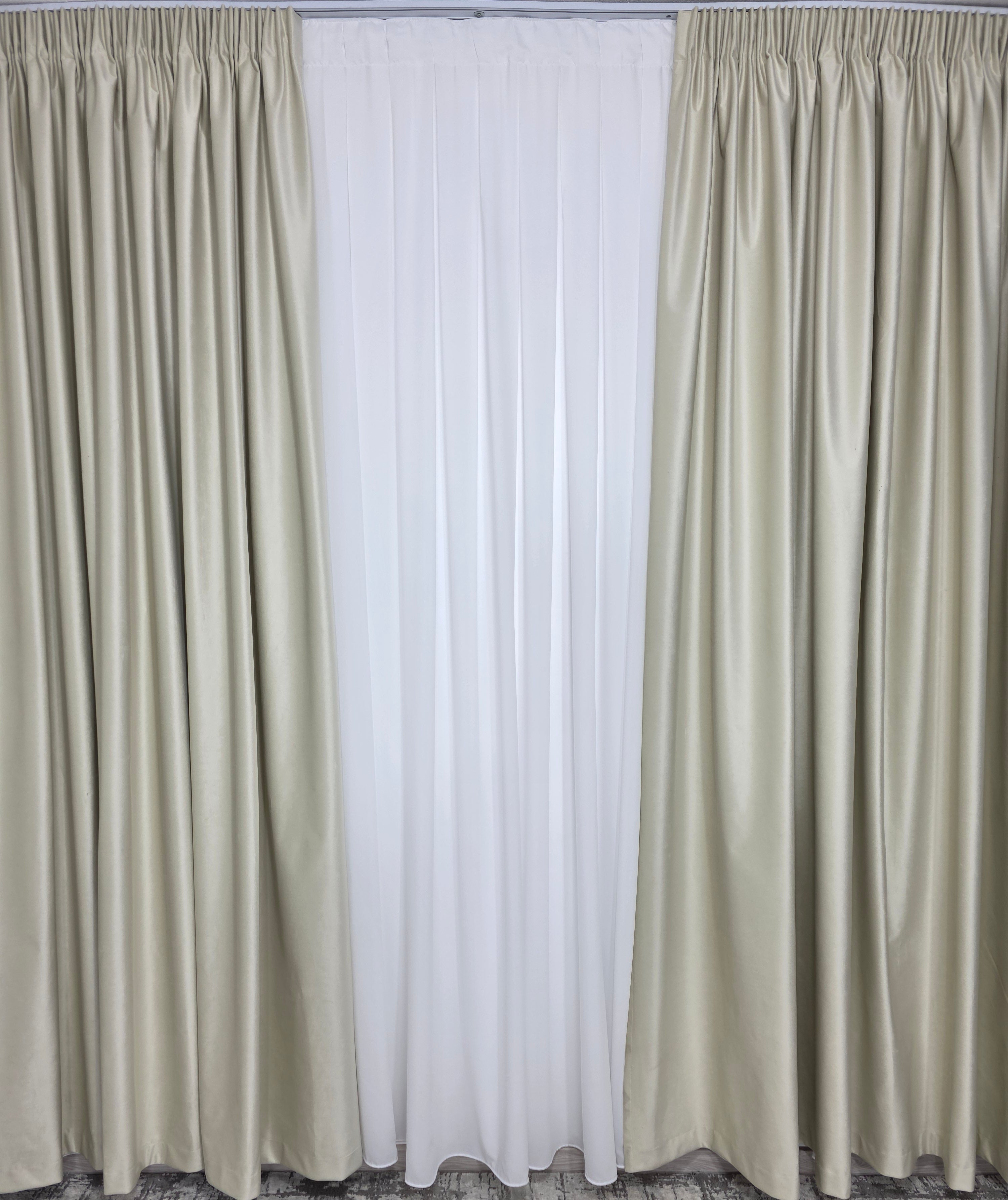 Set Premium: Perdea Matase Alb Imaculat și Draperie Crem Deschis Catifea Garantat Opacă Blackout 100%