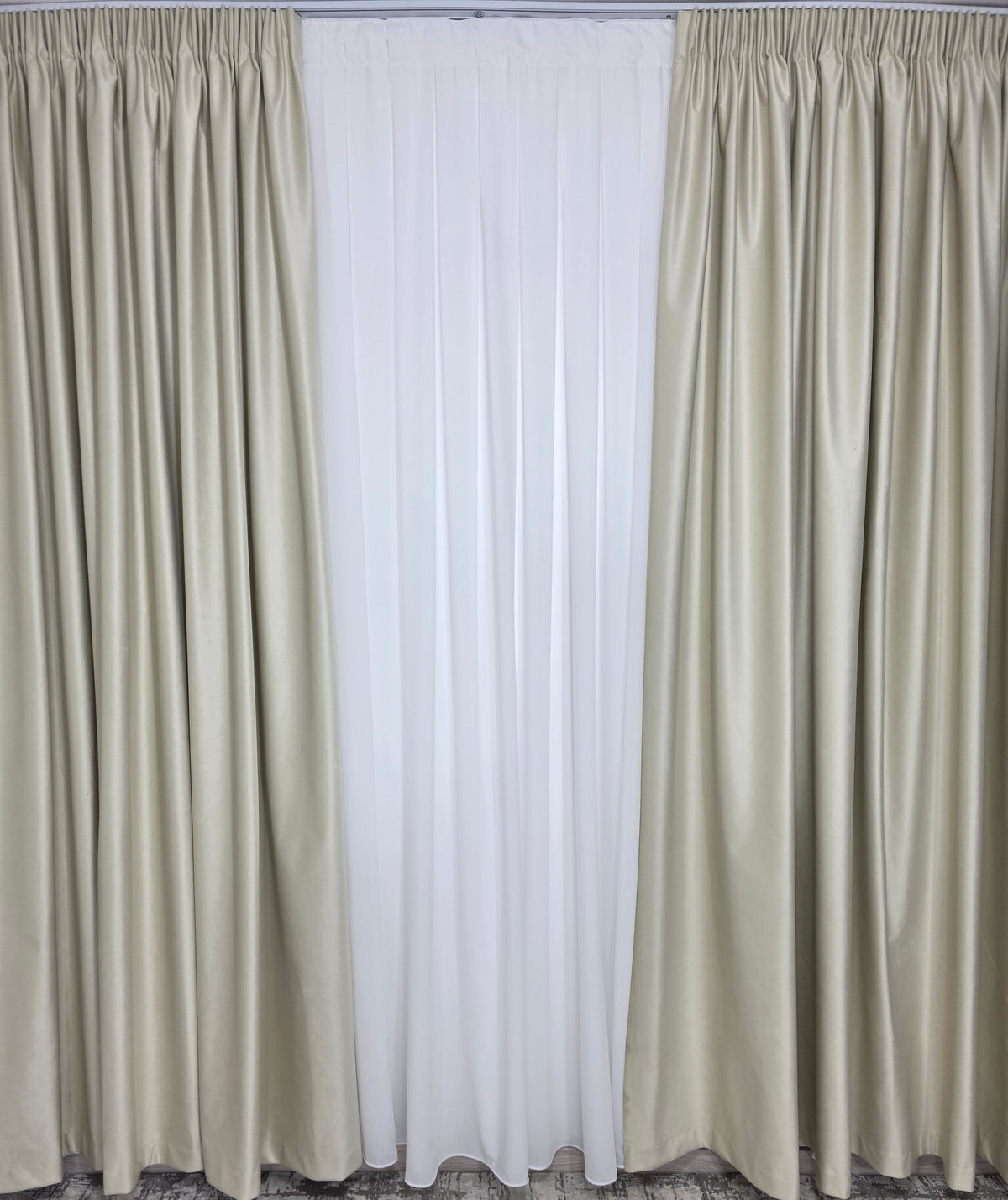 Set Premium – Perdea Matase Alb Pur Plina, Moale si Catifelata si Draperie Crem Deschis Catifea Blackout Total – Nu Permite Deloc Patrunderea Luminii – Ideal pentru Livinguri si Dormitoare Elegante – Confectionat pe Comanda Casablanca Magazin