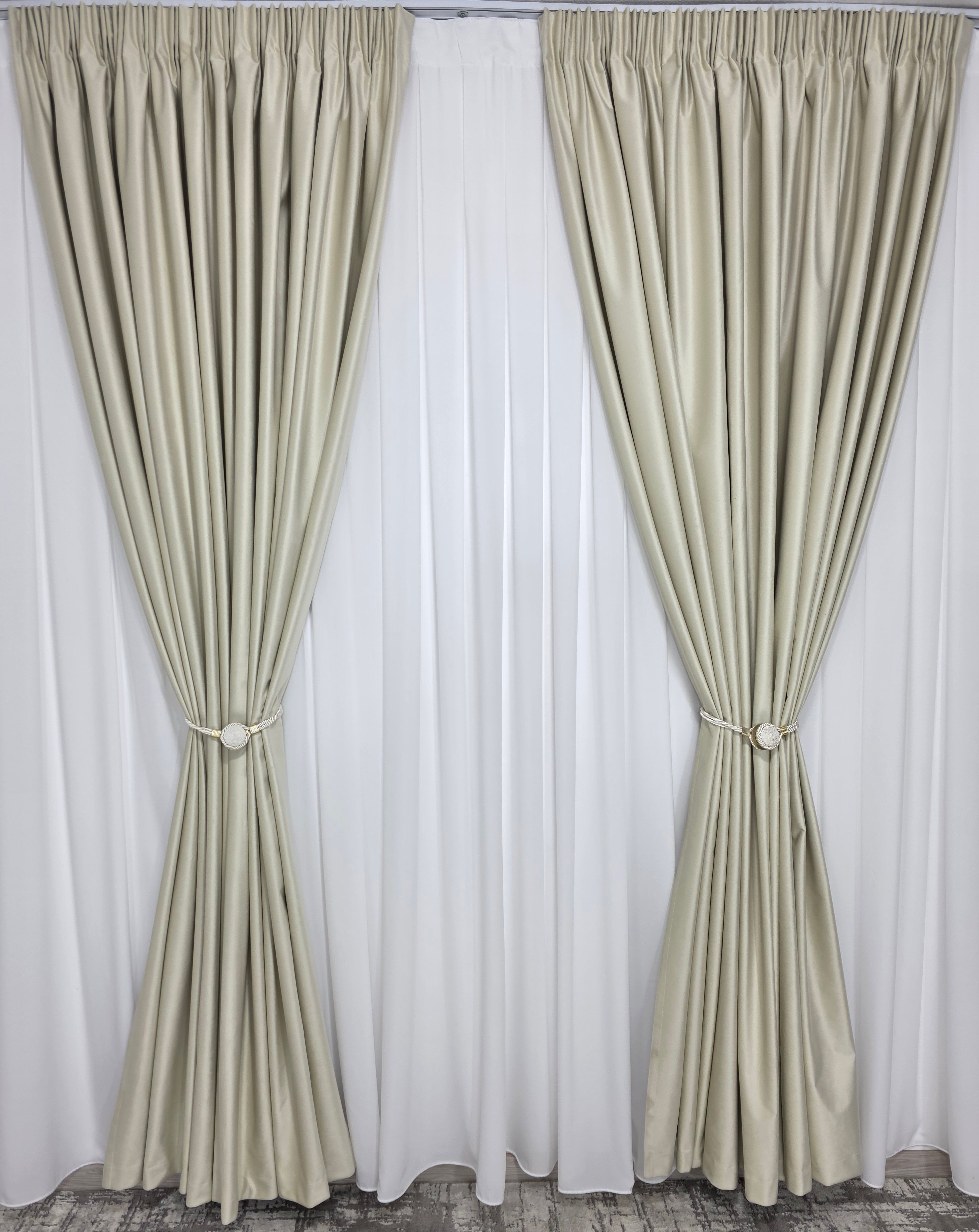 Set Premium: Perdea Matase Alb Imaculat și Draperie Crem Deschis Catifea Garantat Opacă Blackout 100%