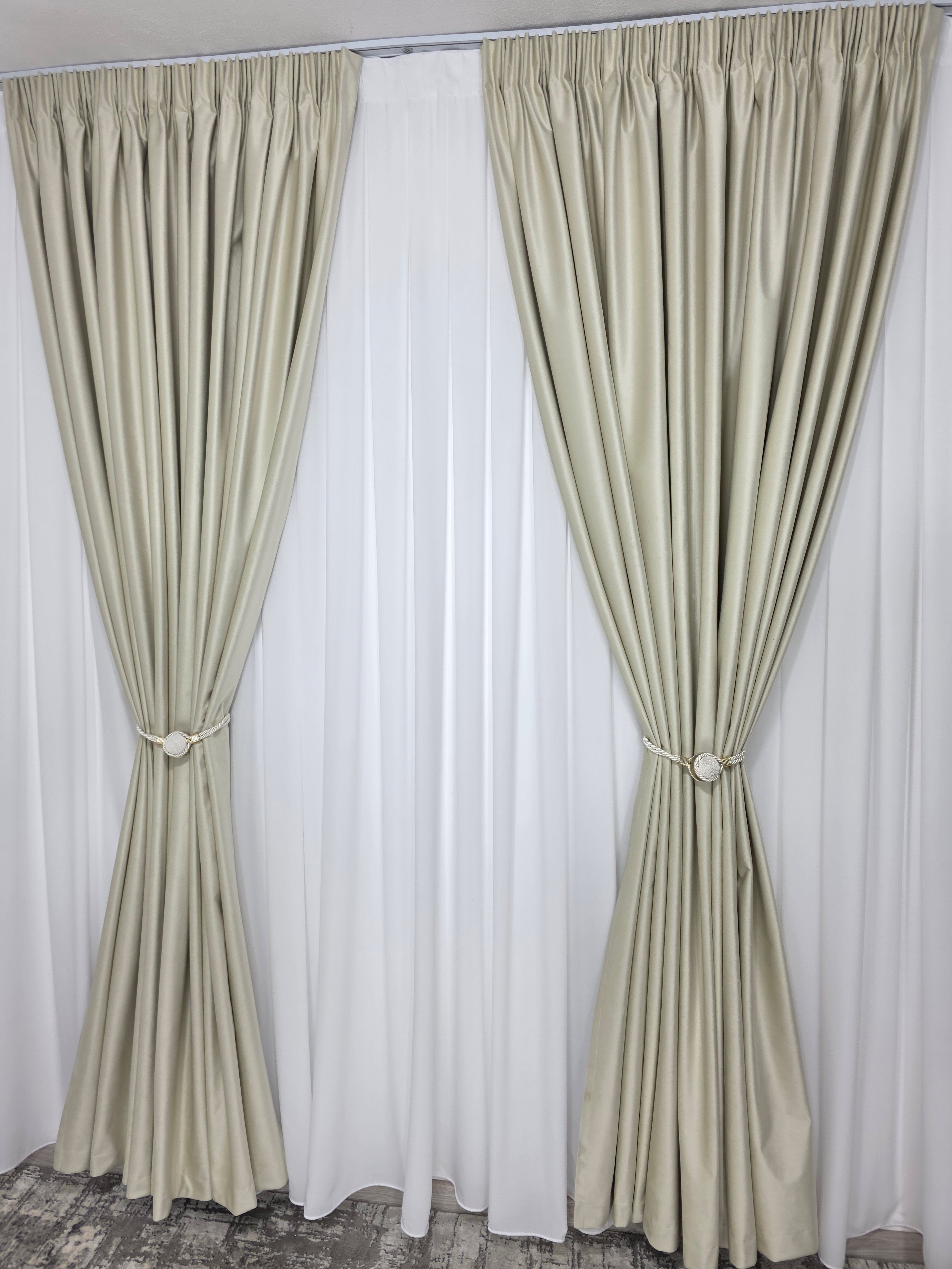 Set Premium: Perdea Matase Alb Imaculat și Draperie Crem Deschis Catifea Garantat Opacă Blackout 100%