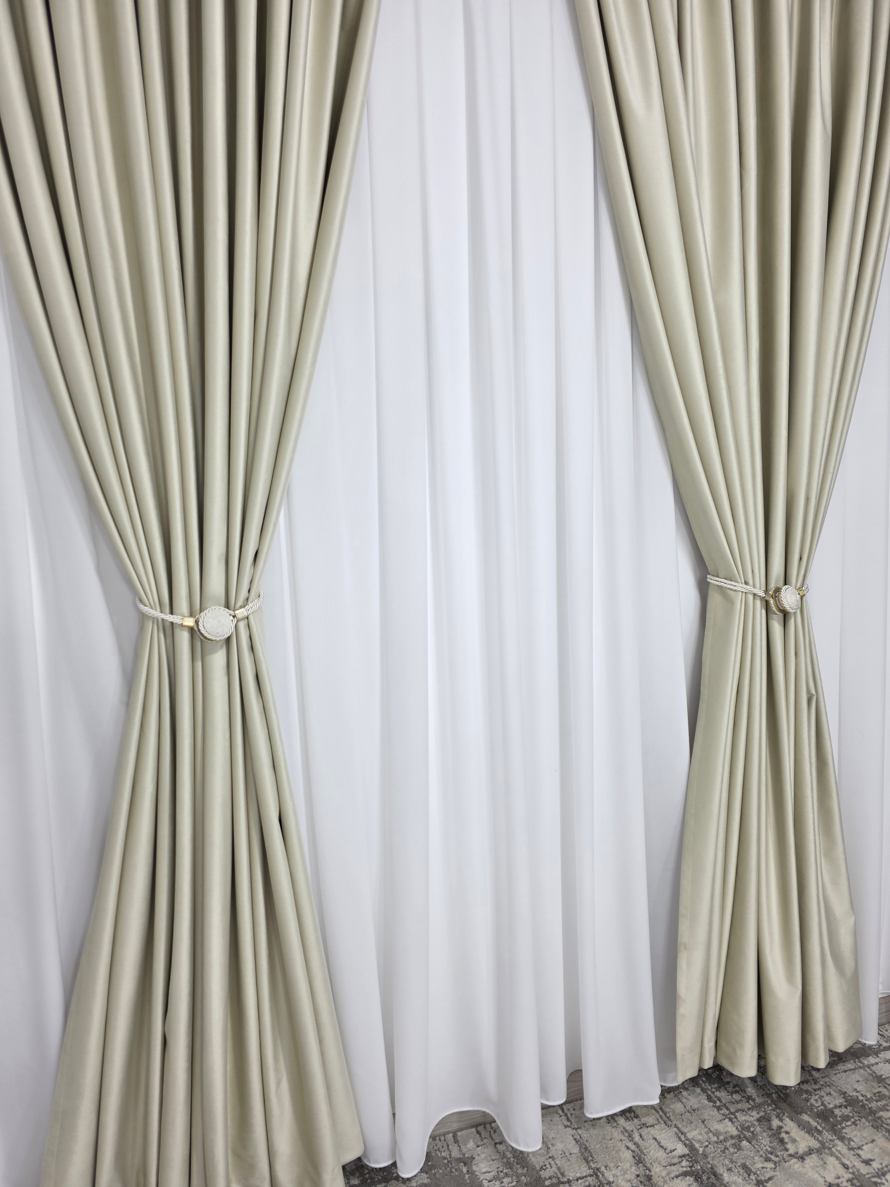 Set Premium: Perdea Matase Alb Imaculat și Draperie Crem Deschis Catifea Garantat Opacă Blackout 100%