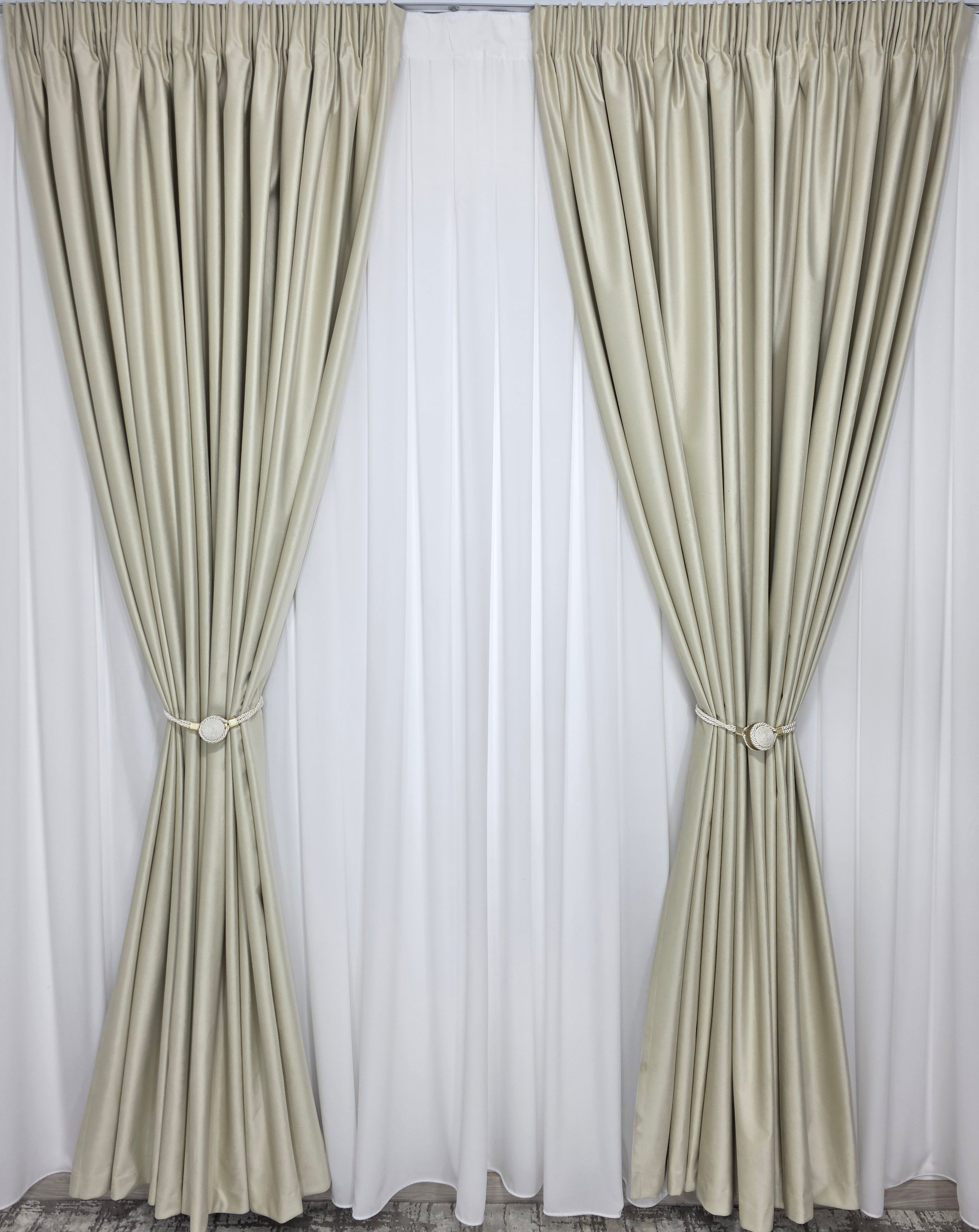 Set Premium: Perdea Matase Alb Imaculat și Draperie Crem Deschis Catifea Garantat Opacă Blackout 100%
