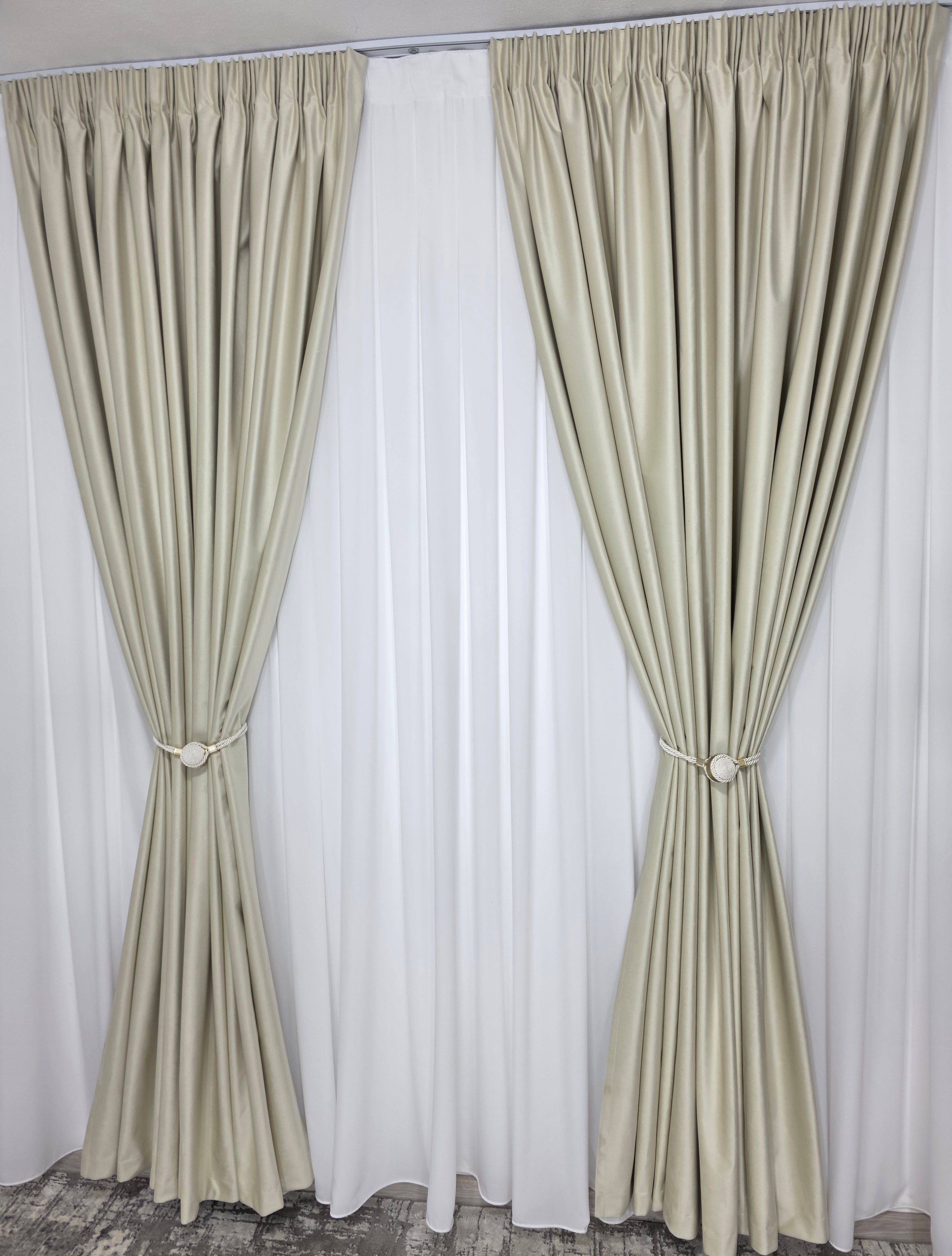 Set Premium: Perdea Matase Alb Imaculat și Draperie Crem Deschis Catifea Garantat Opacă Blackout 100%