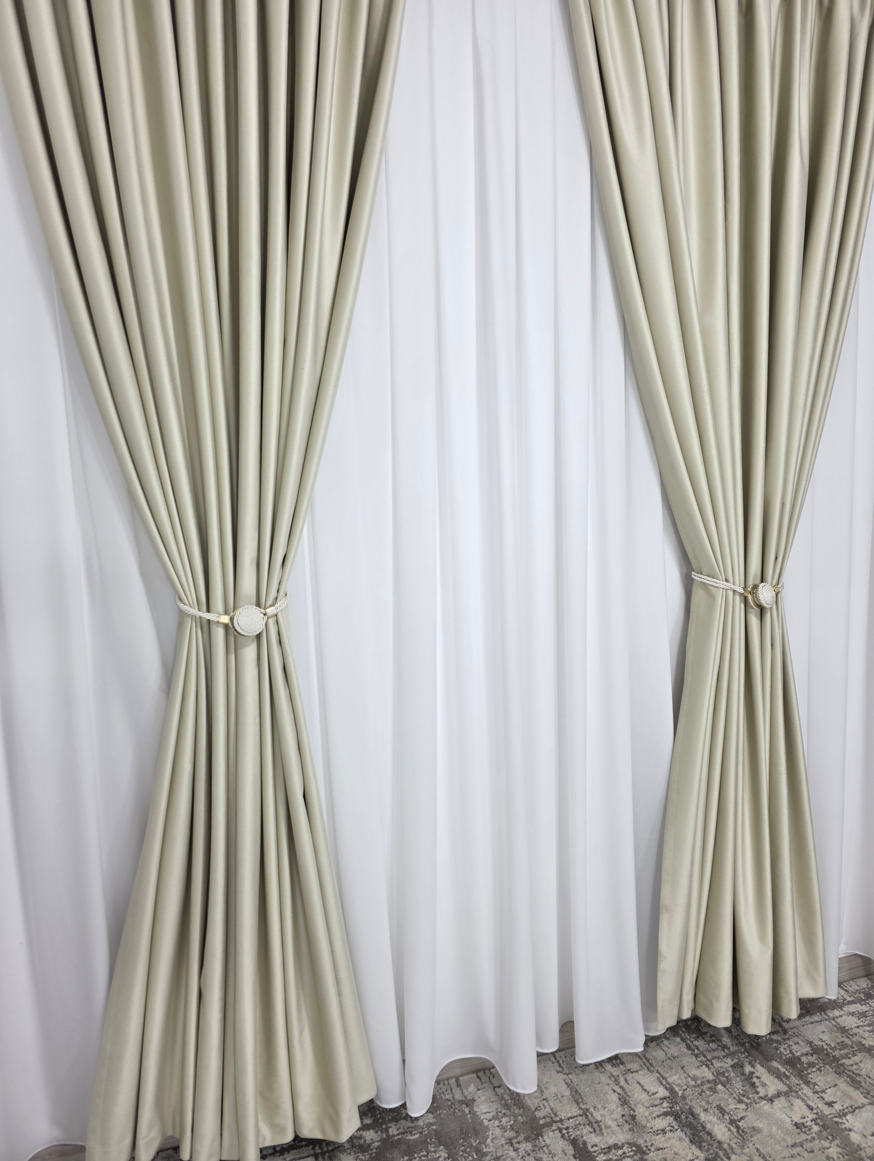 Set Premium: Perdea Matase Alb Imaculat și Draperie Crem Deschis Catifea Garantat Opacă Blackout 100%
