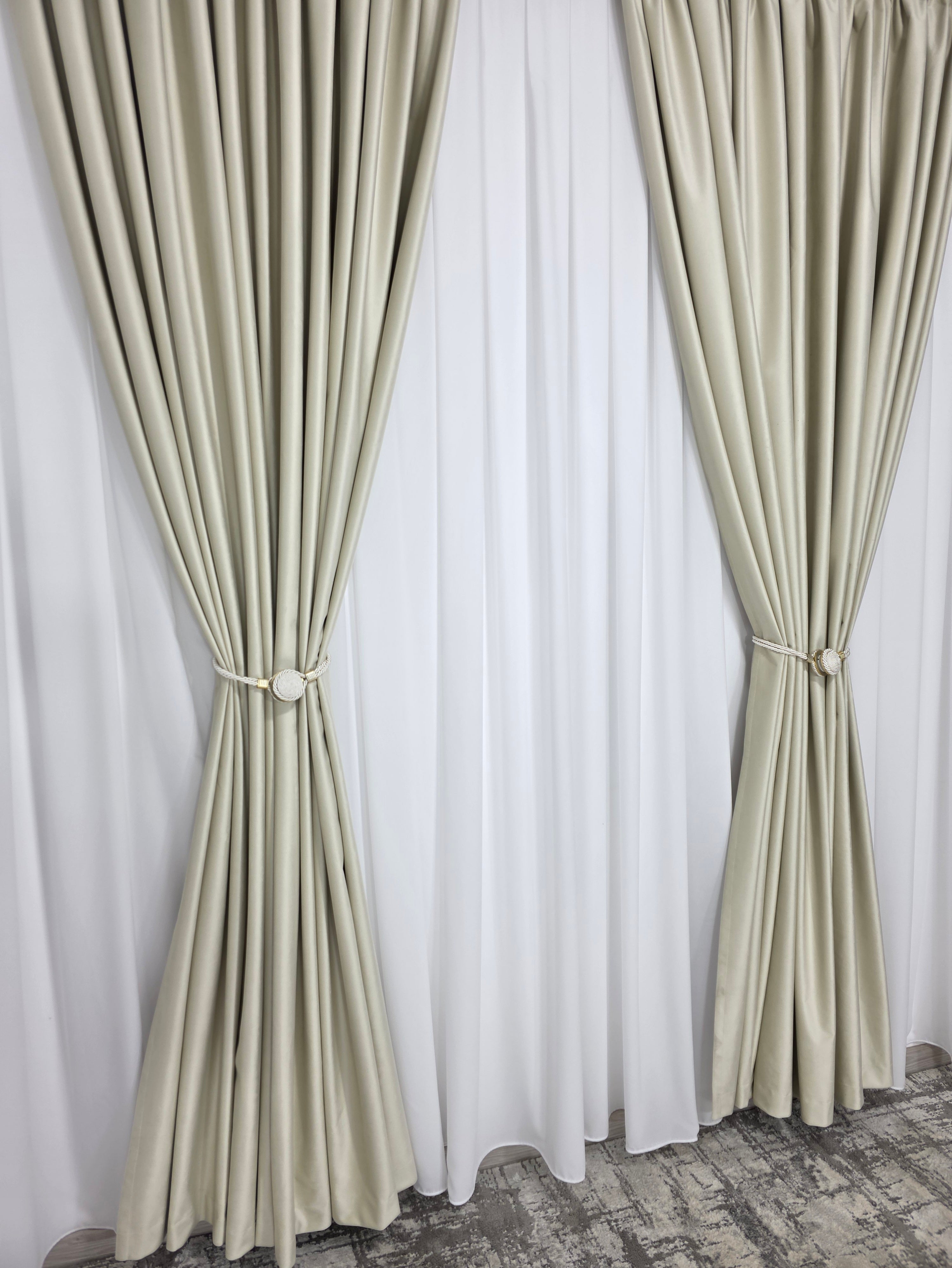 Set Premium: Perdea Matase Alb Imaculat și Draperie Crem Deschis Catifea Garantat Opacă Blackout 100%