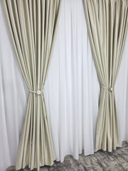 Set Premium: Perdea Matase Alb Imaculat și Draperie Crem Deschis Catifea Garantat Opacă Blackout 100%