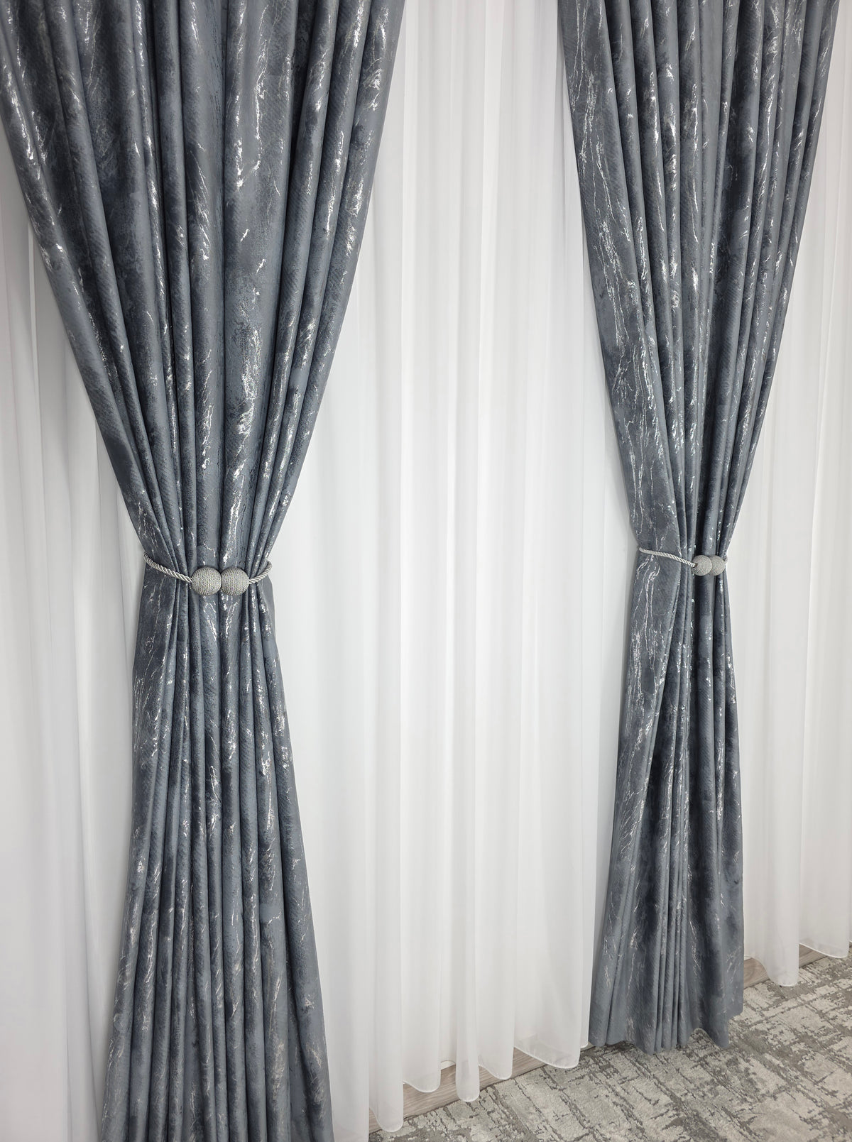 Set Dervis: Perdea Alb Voal Premium Moale Nesifonabila Si Draperie Milano Din Catifea Gri Inchis Cu Insertii Argintii