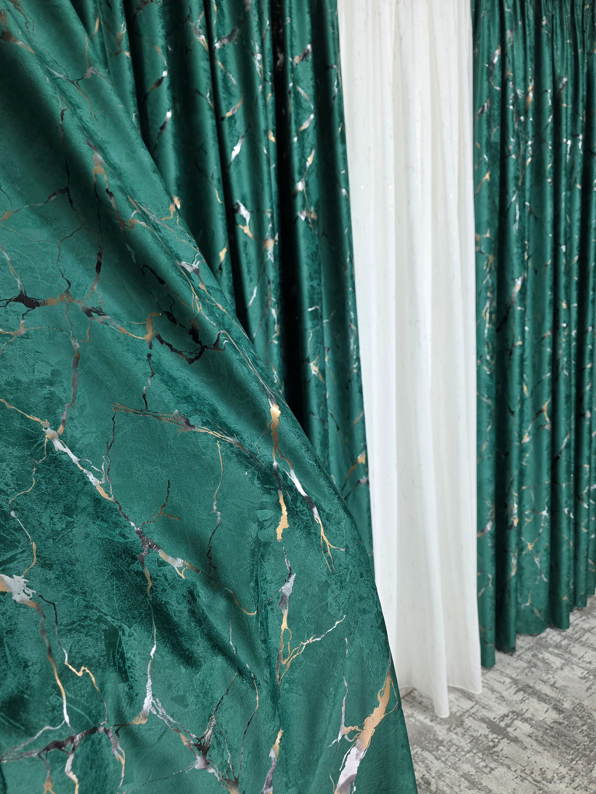 Set Siena – Perdea alba din matase moale cu insertii aurii si Draperie din catifea verde smarald cu insertii – Set elegant pentru living si dormitor in nuante alb, crem, verde si auriu, confectionat pe comanda