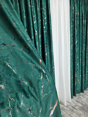 Set Siena: perdea alba din matase moale plina cu insertii aurii si draperie din catifea verde smarald plina cu insertii