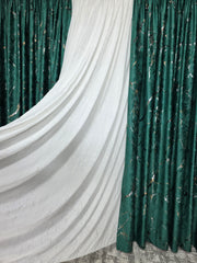 Set Siena: perdea alba din matase moale plina cu insertii aurii si draperie din catifea verde smarald plina cu insertii