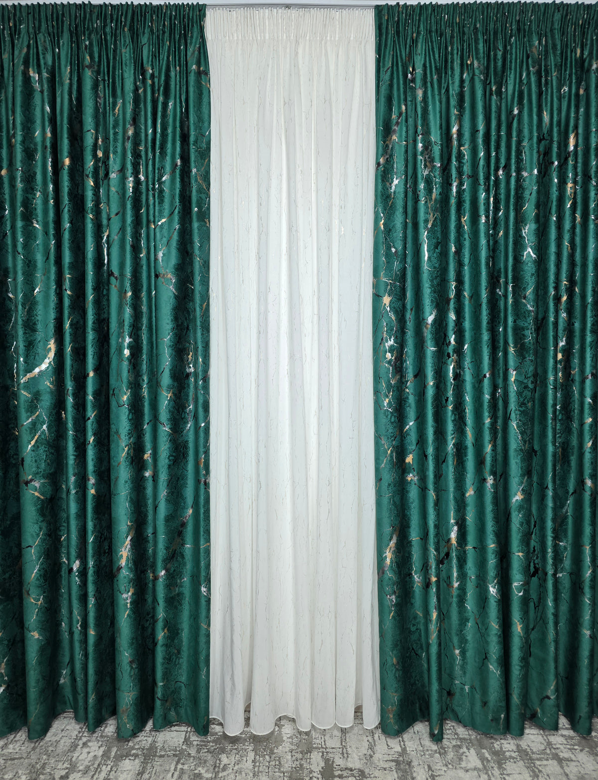 Set Siena: perdea alba din matase moale plina cu insertii aurii si draperie din catifea verde smarald plina cu insertii