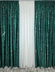 Set Siena: perdea alba din matase moale plina cu insertii aurii si draperie din catifea verde smarald plina cu insertii