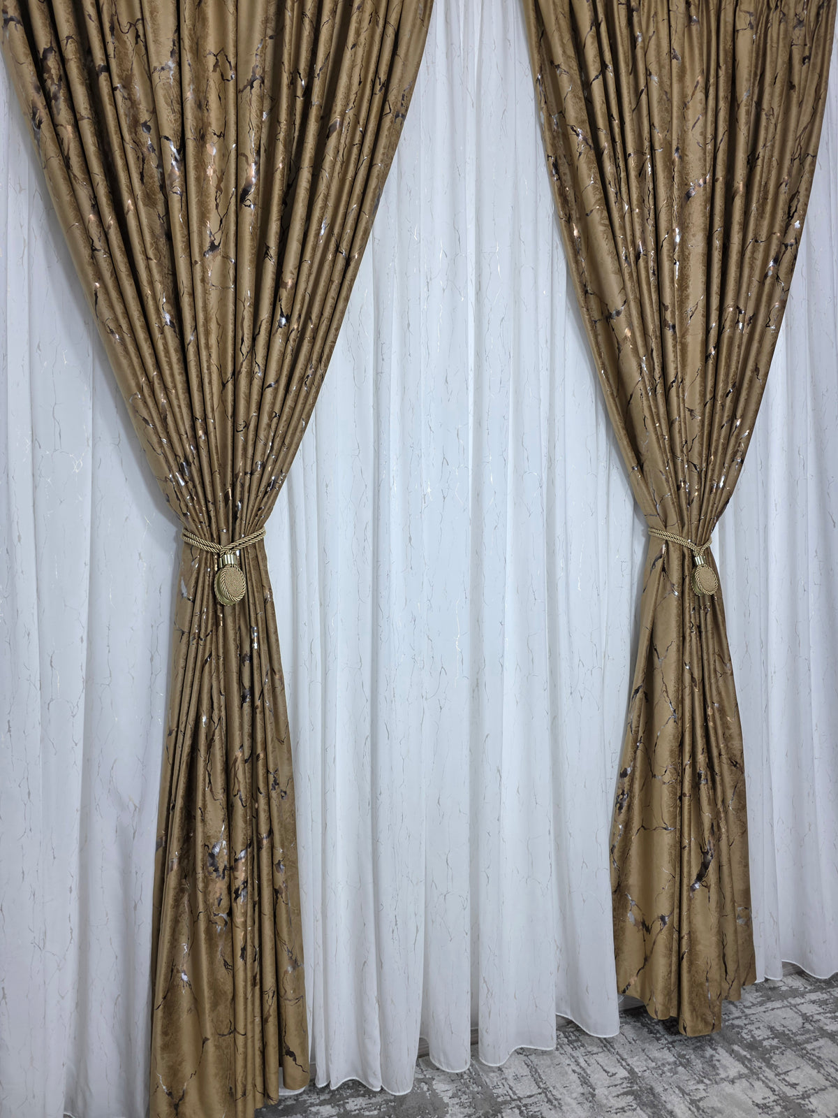 Set Andreea: perdea alba din matase moale plina cu insertii aurii si draperie din catifea auriu bronz plina cu insertii