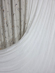 Set Octavia: perdea alba din matase moale plina cu insertii aurii varianta 1 si draperie din catifea amazon crem deschis plina cu insertii