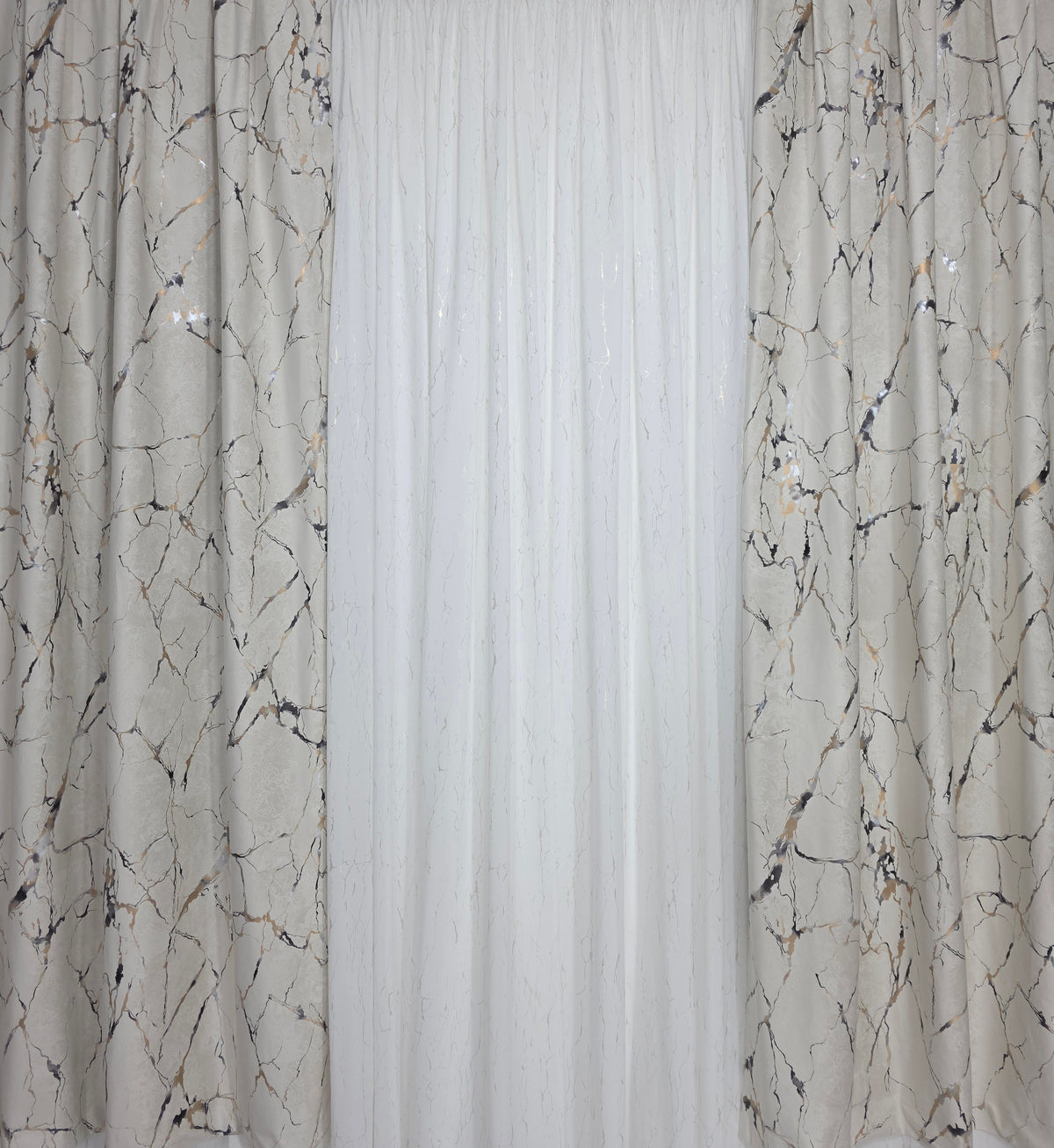 Set Octavia: perdea alba din matase moale plina cu insertii aurii varianta 1 si draperie din catifea amazon crem deschis plina cu insertii