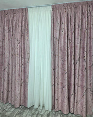 Set Granada: perdea alba din matase moale plina cu insertii aurii varianta 1 si draperie din catifea amazon roz plina cu insertii
