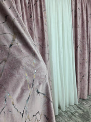 Set Granada: perdea alba din matase moale plina cu insertii aurii varianta 1 si draperie din catifea amazon roz plina cu insertii