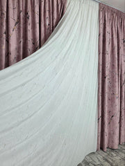 Set Granada: perdea alba din matase moale plina cu insertii aurii varianta 1 si draperie din catifea amazon roz plina cu insertii