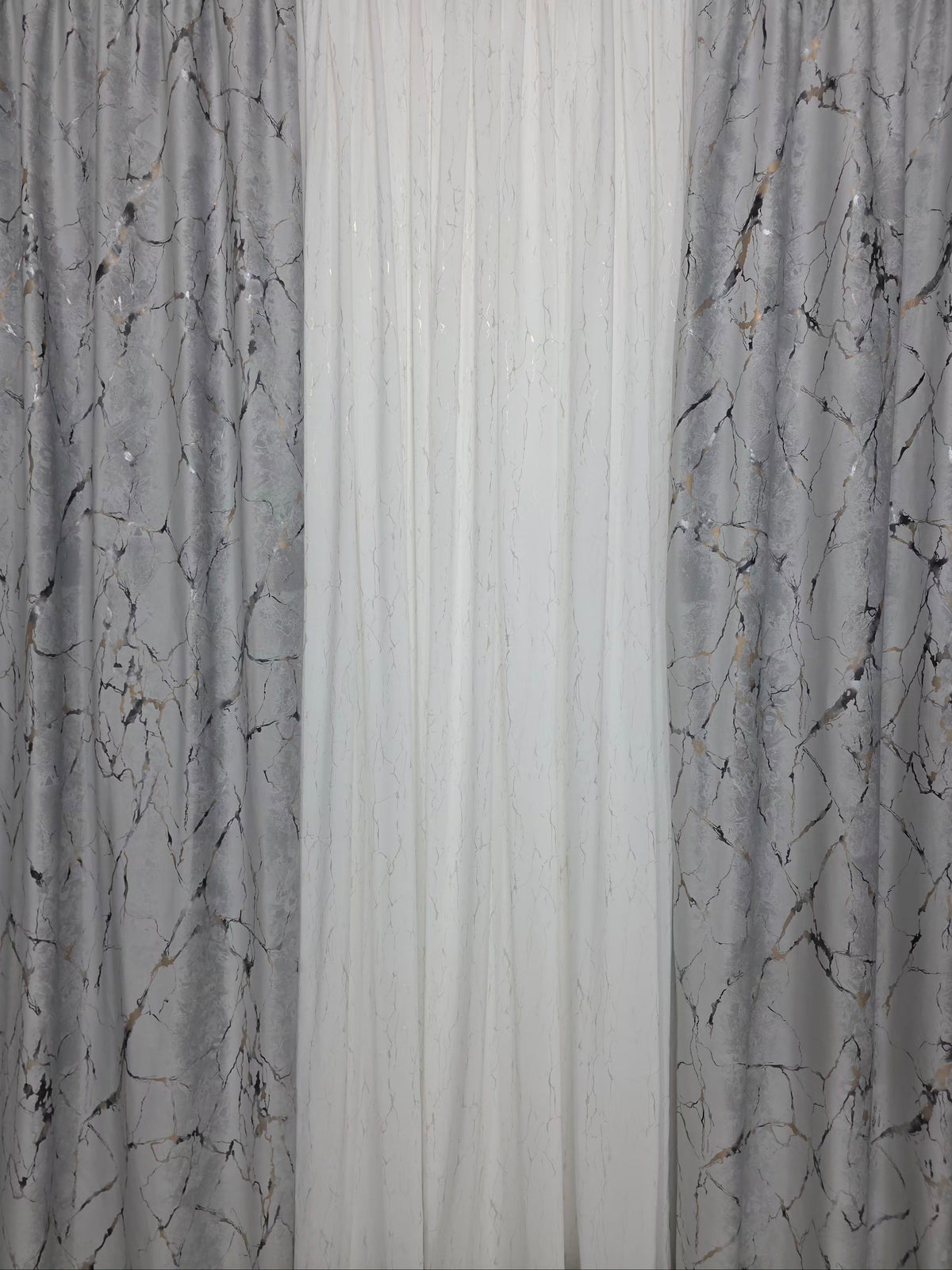 Set Andi: perdea alba din matase moale plina cu insertii aurii varianta 1 si draperie din catifea amazon gri deschis plina cu insertii