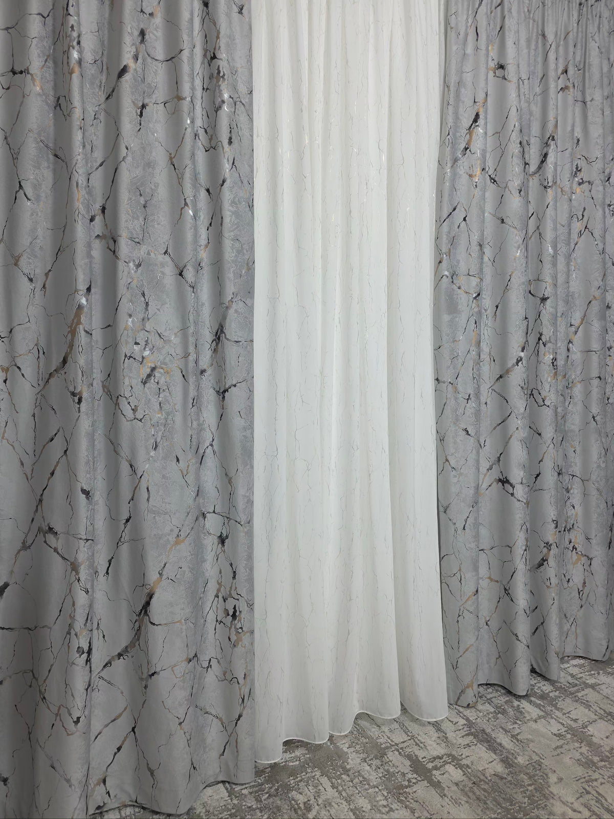 Set Andi – Perdea alba din matase moale cu insertii aurii V1 si Draperie din catifea Amazon gri deschis cu insertii – Set elegant pentru living si dormitor in nuante alb, crem, gri si auriu, confectionat pe comanda