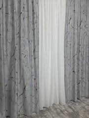 Set Andi: perdea alba din matase moale plina cu insertii aurii varianta 1 si draperie din catifea amazon gri deschis plina cu insertii