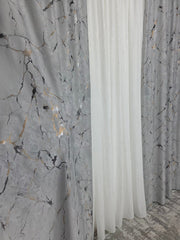 Set Andi: perdea alba din matase moale plina cu insertii aurii varianta 1 si draperie din catifea amazon gri deschis plina cu insertii