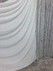 Set Andi: perdea alba din matase moale plina cu insertii aurii varianta 1 si draperie din catifea amazon gri deschis plina cu insertii