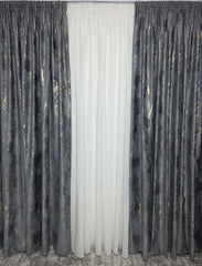Set Erika: perdea alba din matase moale plina cu insertii aurii varianta 1 si draperie din catifea gri închis plina cu insertii aurii