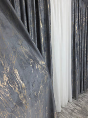 Set Erika: perdea alba din matase moale plina cu insertii aurii varianta 1 si draperie din catifea gri închis plina cu insertii aurii