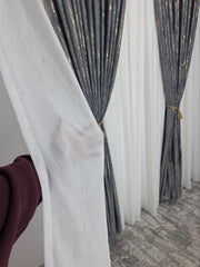 Set Erika: perdea alba din matase moale plina cu insertii aurii varianta 1 si draperie din catifea gri închis plina cu insertii aurii