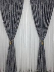 Set Erika: perdea alba din matase moale plina cu insertii aurii varianta 1 si draperie din catifea gri închis plina cu insertii aurii