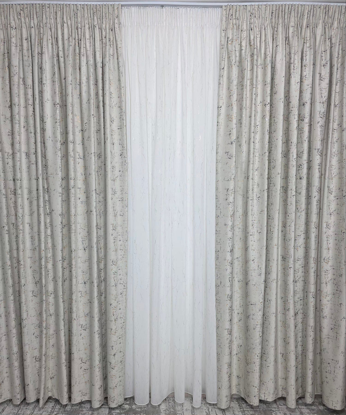 Set Mariano: perdea alba din matase moale plina cu insertii aurii varianta 1 si draperie din catifea crem pandativ plina cu insertii aurii