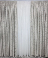 Set Mariano: perdea alba din matase moale plina cu insertii aurii varianta 1 si draperie din catifea crem pandativ plina cu insertii aurii