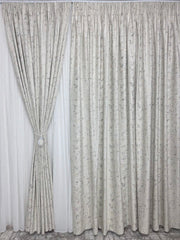 Set Mariano: perdea alba din matase moale plina cu insertii aurii varianta 1 si draperie din catifea crem pandativ plina cu insertii aurii