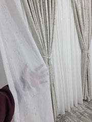 Set Mariano: perdea alba din matase moale plina cu insertii aurii varianta 1 si draperie din catifea crem pandativ plina cu insertii aurii