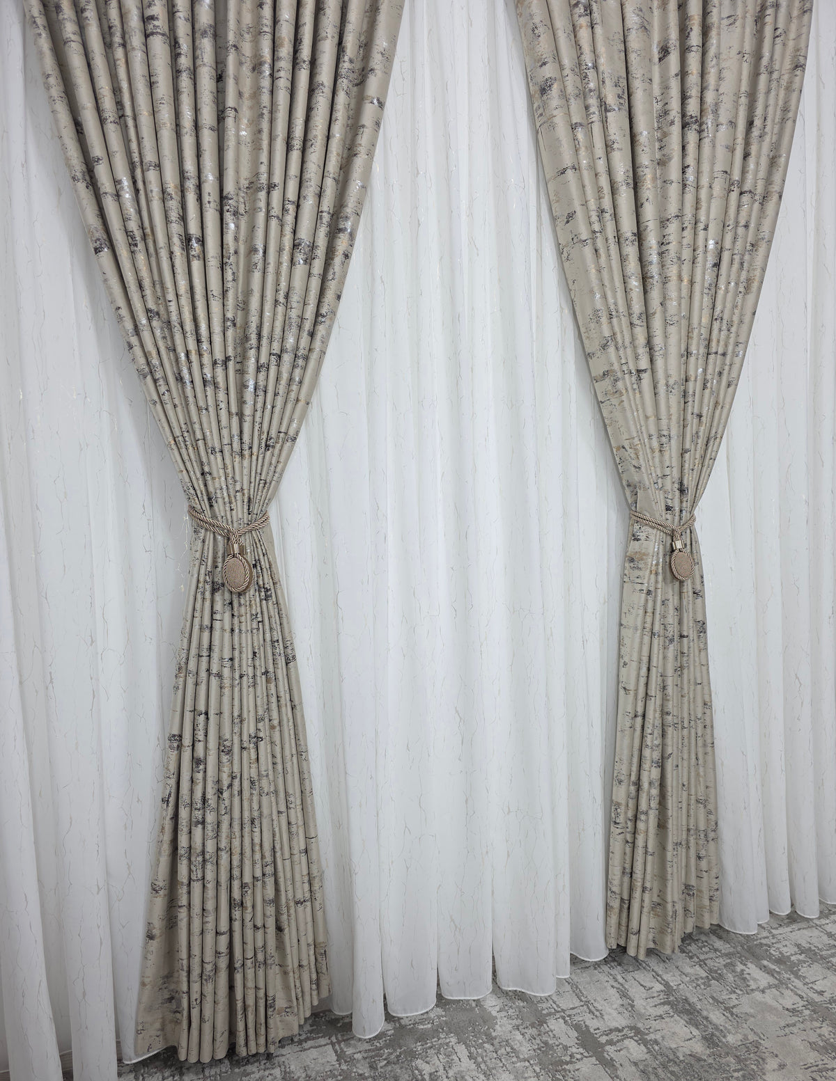 Set Betina : perdea alba din matase moale plina cu insertii aurii varianta 1 si Draperie Mayon catifea varianta bej