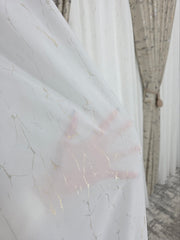 Set Betina : perdea alba din matase moale plina cu insertii aurii varianta 1 si Draperie Mayon catifea varianta bej