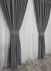 Set Loredana Perdea Matase Ivory si Draperie Gri Fumuriu Blackout 80-95% pentru Living si Dormitor cu Mobilier Gri si Crem, Confectionat la Comanda Casablanca Magazin