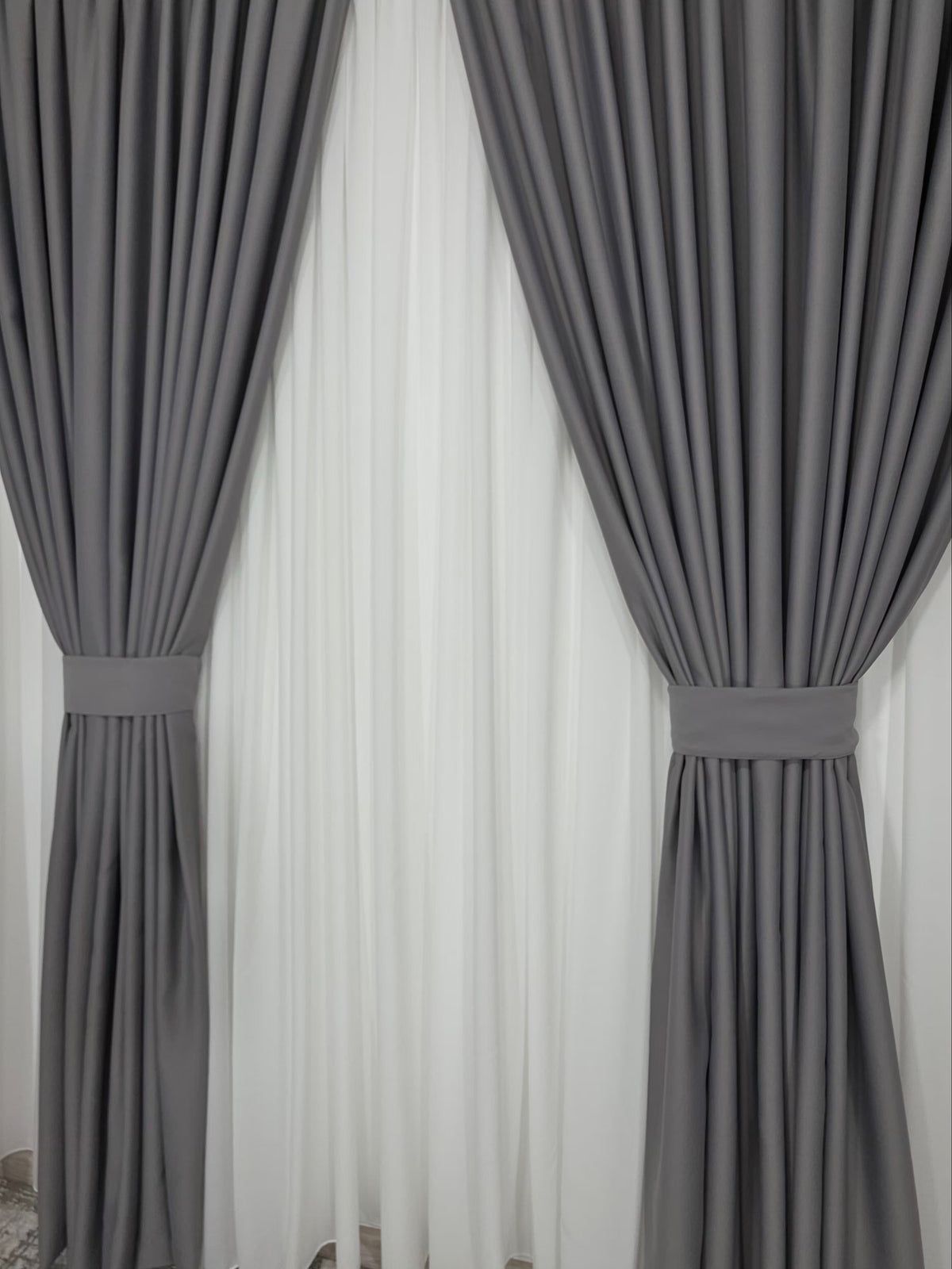 Set Loredana Perdea Matase Ivory si Draperie Gri Fumuriu Blackout 80-95% pentru Living si Dormitor cu Mobilier Gri si Crem, Confectionat la Comanda Casablanca Magazin