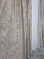 Draperie Catifea Crem cu Sclipici si Paiete Argintii-ideala pentru living unde se doreste un efect de stalucire si un plus de eleganta