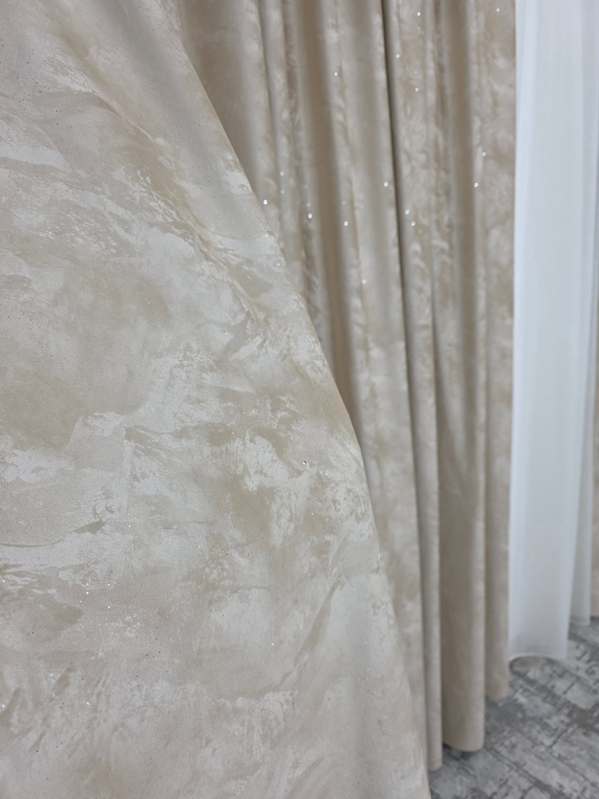 Set Perdea Crem și Draperie Catifea Crem cu Inserții Argintii – Perfect pentru Livinguri Elegante în Nuanțe Crem, Bej sau Alb