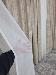 Set Perdea Crem și Draperie Catifea Crem cu Inserții Argintii – Perfect pentru Livinguri Elegante în Nuanțe Crem, Bej sau Alb