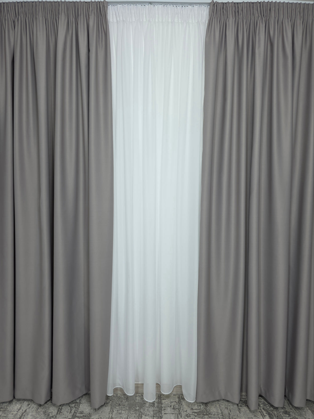 Colectia Blackout Varianta 2 Perdea Alba Voal Premium Jorjet si Draperie Gri Deschis Blackout 80-95% pentru Living si Dormitor in Nuante Alb, Gri si Crem
