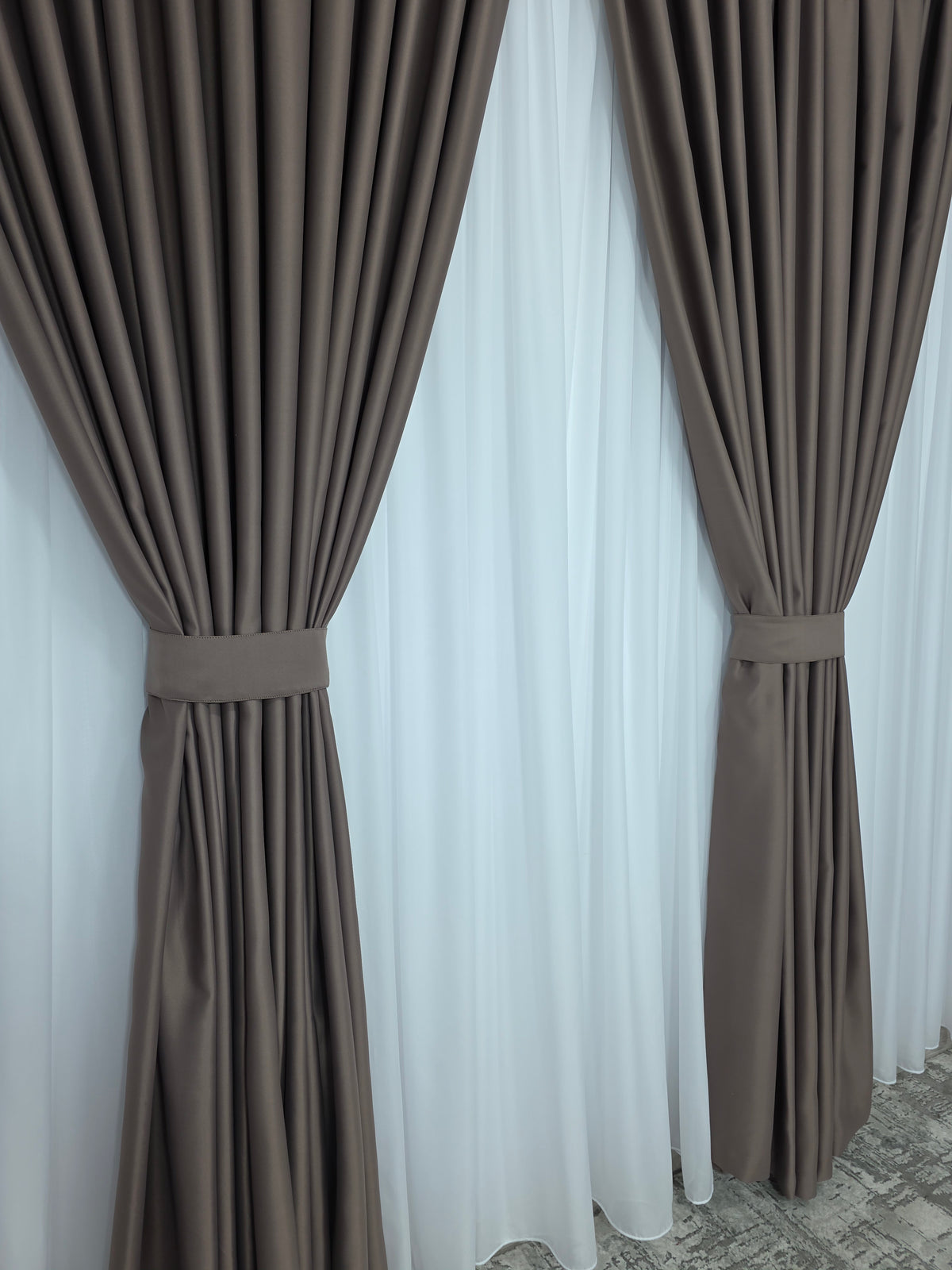 Colectia Blackout Varianta 206 Perdea Alba Voal Premium Jorjet si Draperie Simpla Grej Roze Blackout 80-95% pentru Living si Dormitor in Nuante Crem, Grej si Roz Pudrat