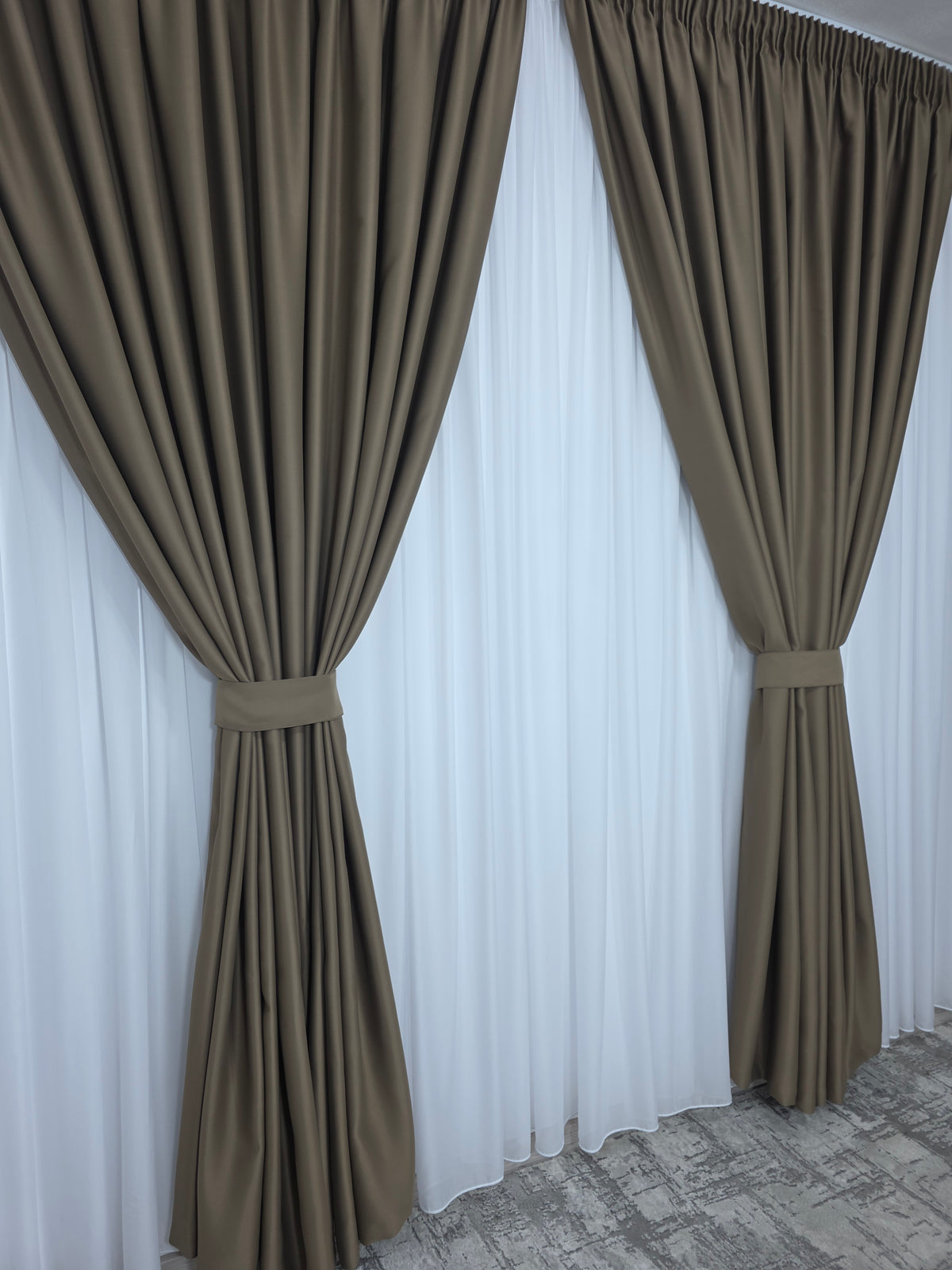 Colectia Blackout Varianta 306 Perdea Alba Voal Premium Jorjet si Draperie Simpla Maro Deschis Blackout 80-95% pentru Living si Dormitor in Nuante Crem, Bej si Lemn Natur