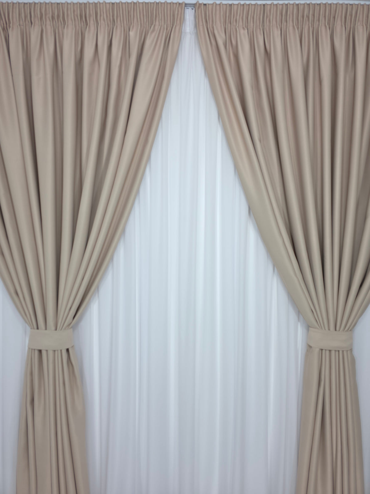 Colectia Blackout Varianta 113 Perdea Alba Voal Premium Jorjet si Draperie Crem Bej cu Reflexii Roz Blackout 70-90% pentru Living si Dormitor in Nuante Crem, Bej si Roz Pudrat