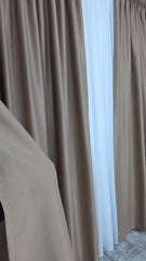 Colectia Blackout Varianta 110 Draperie Cappuccino si Perdea Alba Simpla Voal Premium Jorjet Blackout 80-95% pentru Living si Dormitor in Nuante Crem, Bej si Lemn Natur
