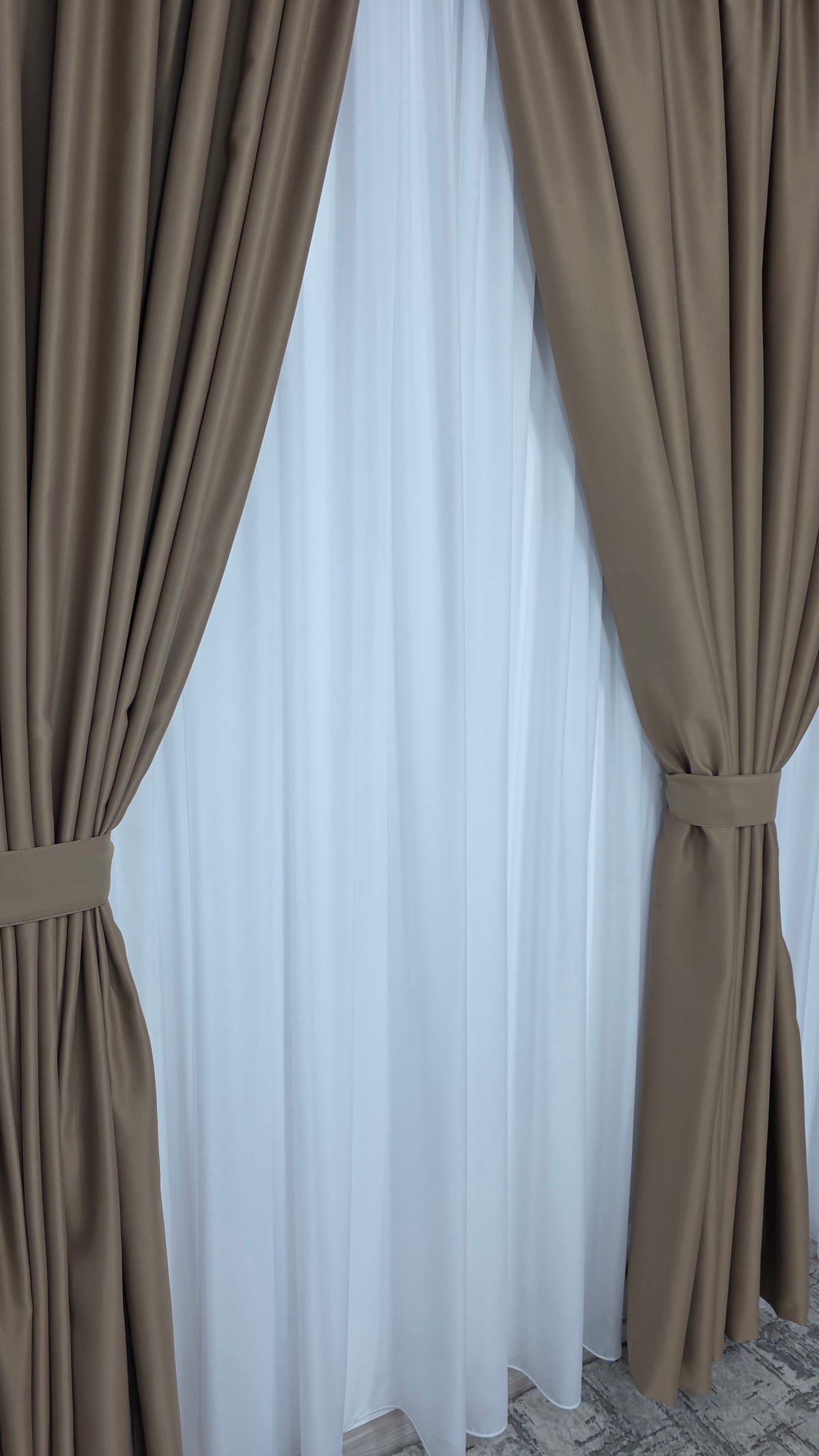 Colectia Blackout Varianta 110 Draperie Cappuccino si Perdea Alba Simpla Voal Premium Jorjet Blackout 80-95% pentru Living si Dormitor in Nuante Crem, Bej si Lemn Natur
