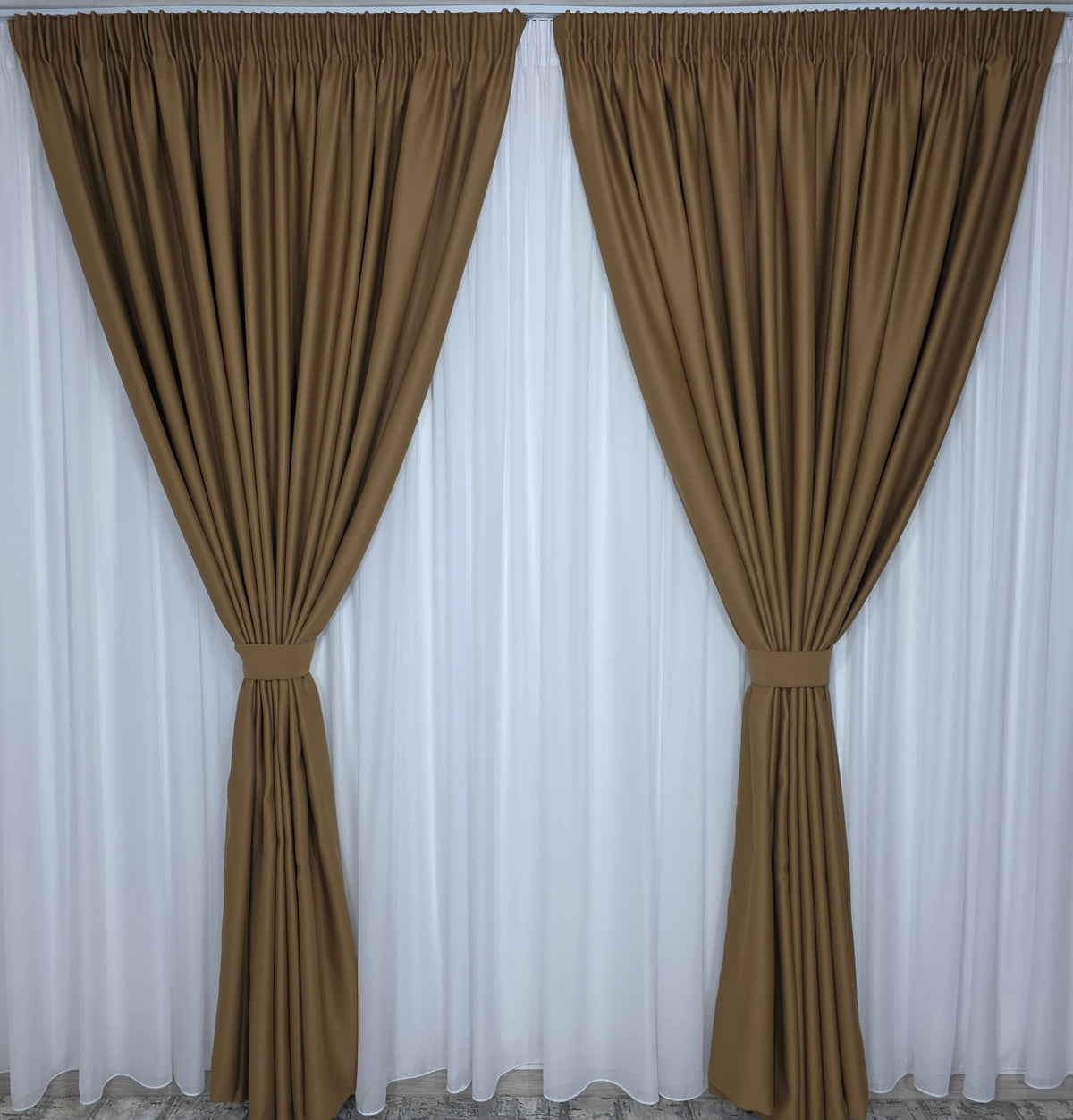 Colectia Blackout Varianta 13 Perdea Alba Voal Premium Jorjet si Draperie Simpla Caramel cu Lapte Blackout 80-95% pentru Living si Dormitor in Nuante Crem, Bej si Lemn Natur